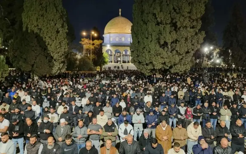 130 ألف مصل يؤدون العشاء والتراويح