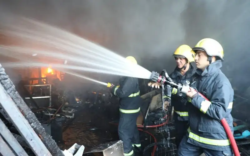 الدفاع المدني يخمد حريق ثلاثة مستودعات