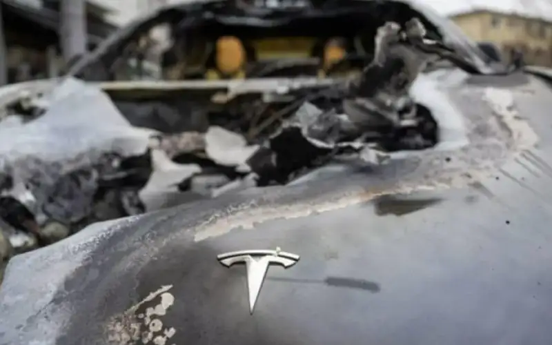 4 سيارات تسلا تتحول لكتل سوداء