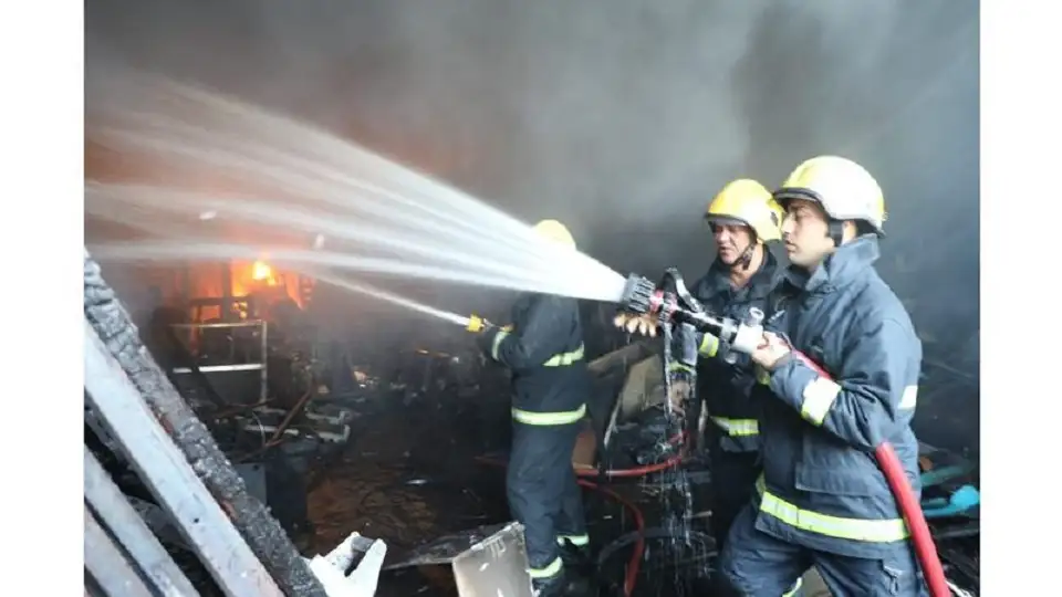 الدفاع المدني يخمد حريق 3 مستودعات