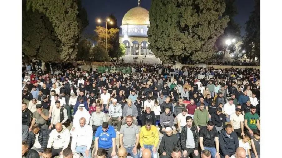 90 ألفا يؤدون صلاتي العشاء والتراويح