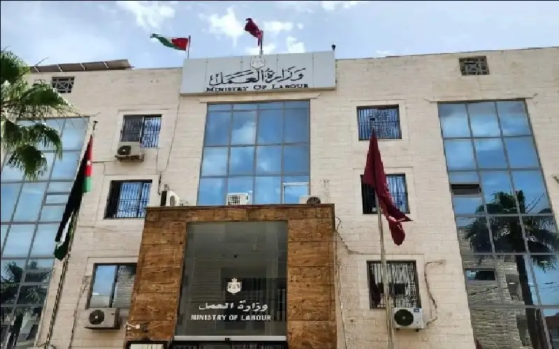 تسفير أي طالب غير أردني يضبط