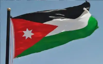 بدء تركيب سوار للأعلام أمام مبان