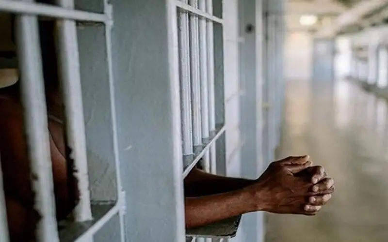 تخفى بملابس نسائية ووضع المكياج ..