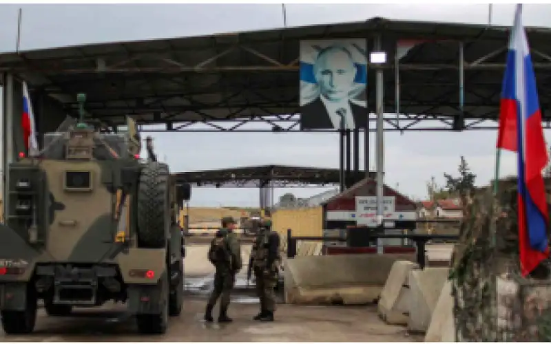 سوريون يغادرون قاعدة حميميم الروسية إلى