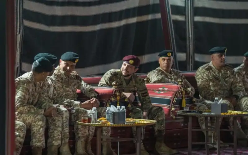 ولي العهد يشارك مرتبات لواء الملك