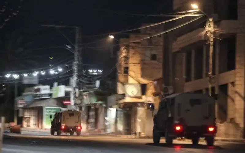 الاحتلال يصعد بالضفة ونزوح عشرات الآلاف