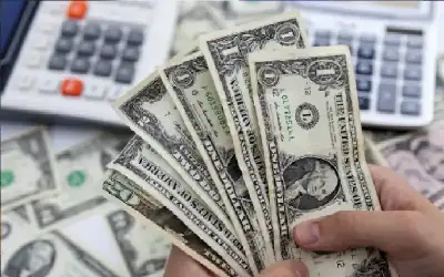 الدولار يتراجع بسبب مخاوف اقتصادية واليوان