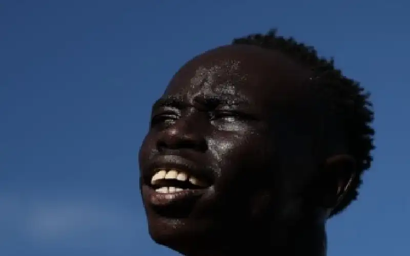 بمساعدة الريح.. تلميذ أسترالي يركض مسافة