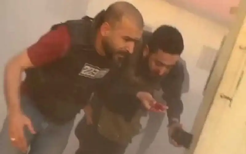 إصابة مصور وصحافي “استهدفا بصاروخ” على