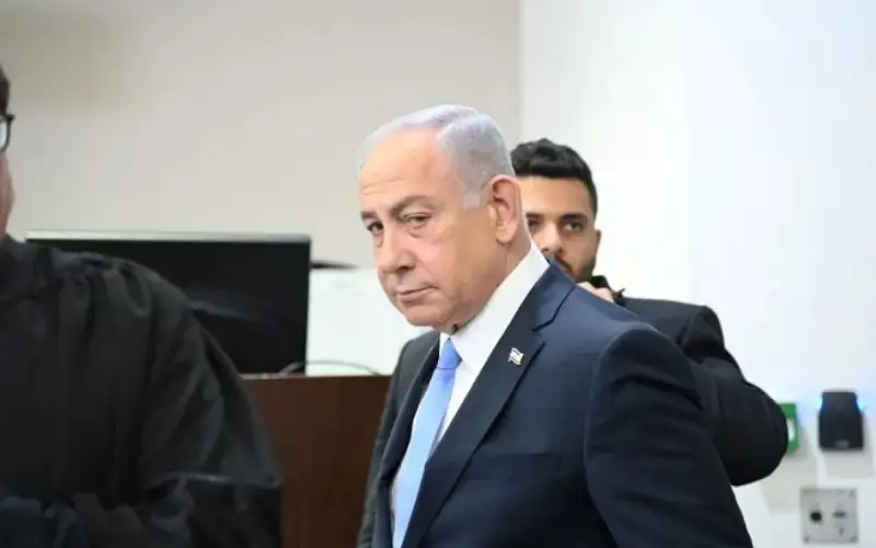 محاكمة نتنياهو تتوقف 10 دقائق لتسليمه