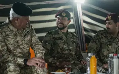 نائب الملك يشارك مرتبات قوات الملك