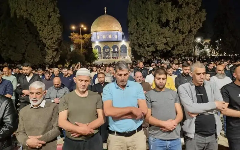 70 ألفا يؤدون صلاتي العشاء والتراويح