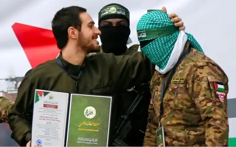 أسرى إسرائيليون سابقون يعلقون على استئناف