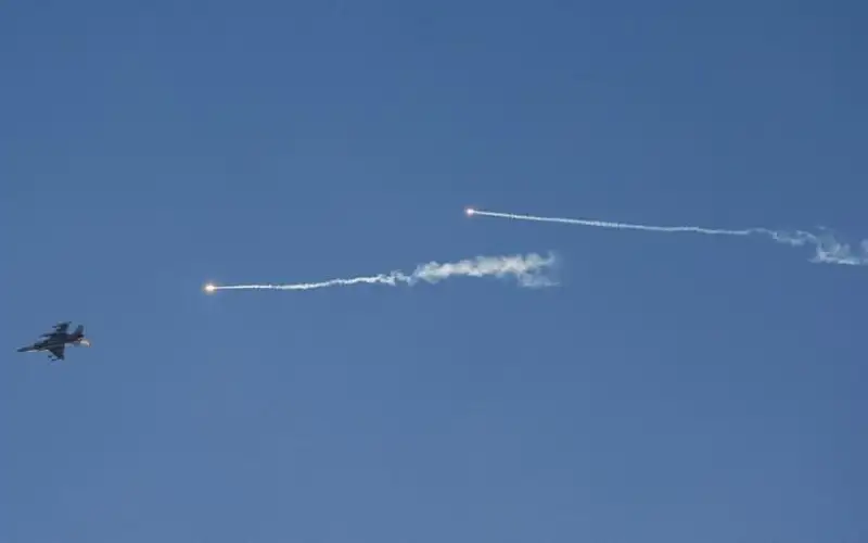 الاحتلال الإسرائيلي يهاجم مدافع في جنوب