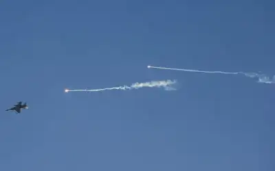 الاحتلال الإسرائيلي يهاجم مدافع في جنوب
