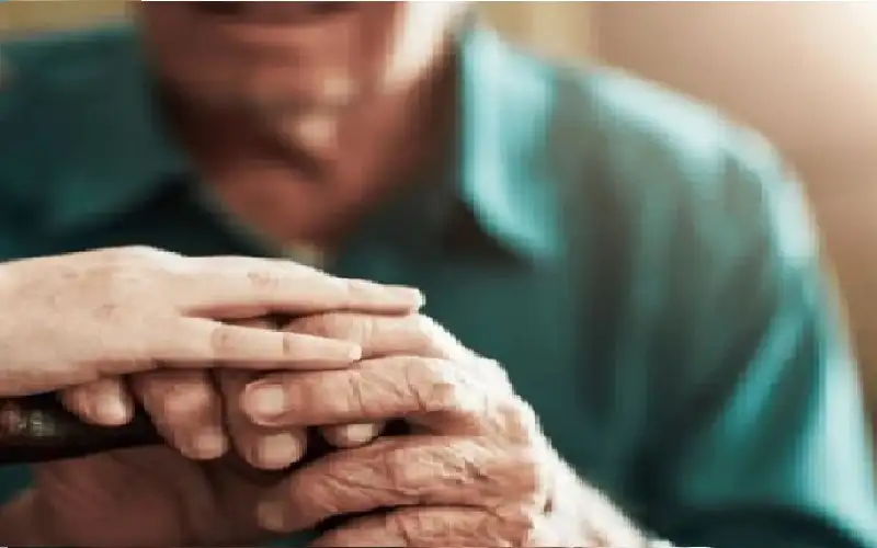 تحت تأثير ألزهايمر.. مسن يطعن ابنه