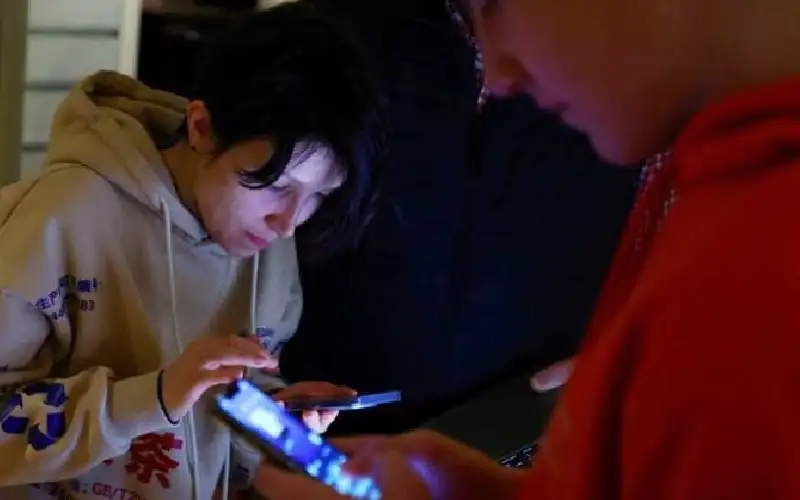 استطلاع: الإفراط في استخدام الهواتف الذكية