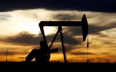النفط يرتفع مع تراجع الدولار وتوقعات