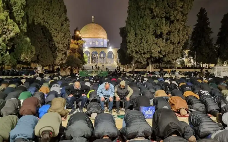 عشرات الآلاف يؤدون صلاتي العشاء والتراويح