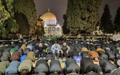 عشرات الآلاف يؤدون صلاتي العشاء والتراويح