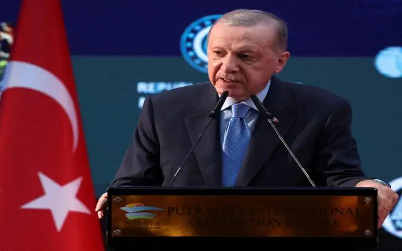 تواصل الاحتجاجات على توقيف رئيس بلدية