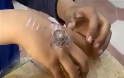 شاهد في الجزائر.. أب يعذب ابنه