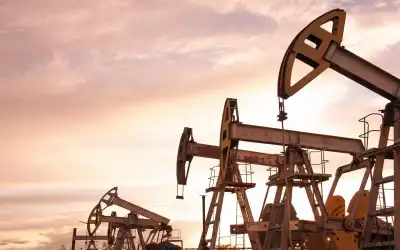 لنفط يستقر وسط تقييم فرص إنهاء