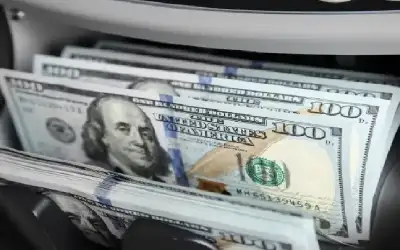 الدولار يتراجع مع عدم اليقين بشأن