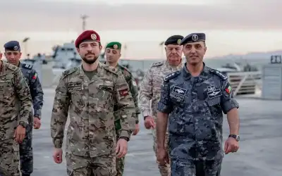 ولي العهد يشارك مرتبات القوة البحرية
