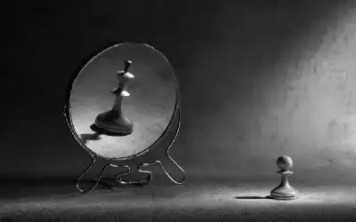 عانت من جنون العظمة.. امرأة تستحم