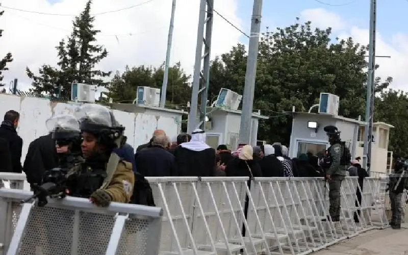 الاحتلال يعيق وصول المصلين للأقصى في
