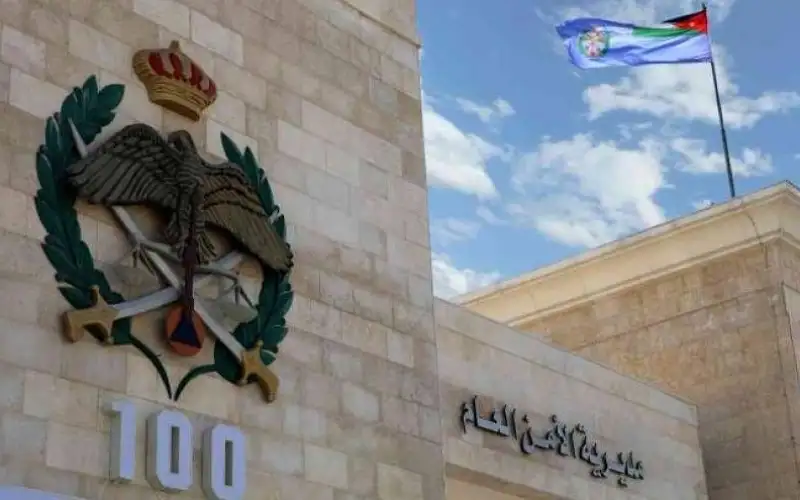 رقيب سير وطاقم دورية نجدة ينقذان