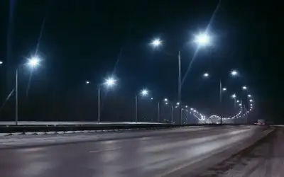 صيانة إنارة طريق المطار ومواقع أخرى