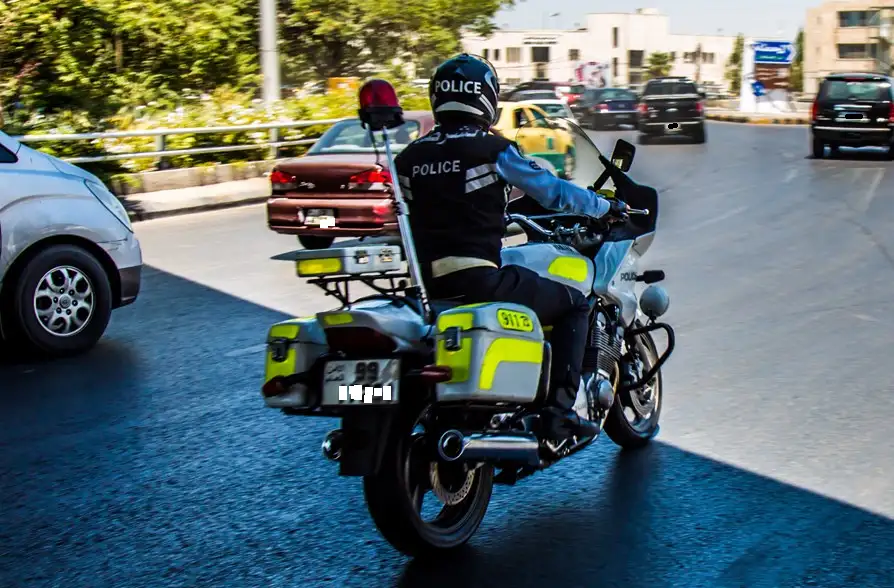 رقيب سير وطاقم دورية نجدة ينقذان