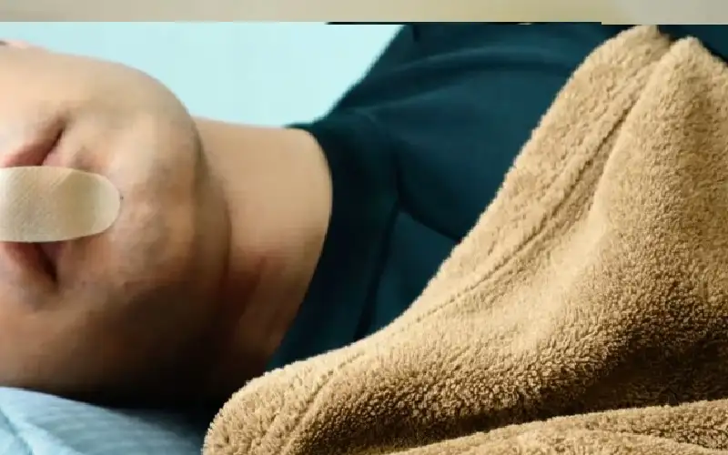 هل لصق الفم أثناء النوم يحسن