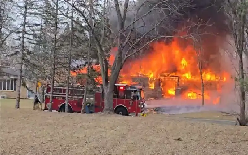 قتيل بعد تحطم طائرة فوق منزل