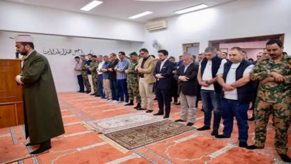 الملك وولي العهد يؤديان صلاة عيد