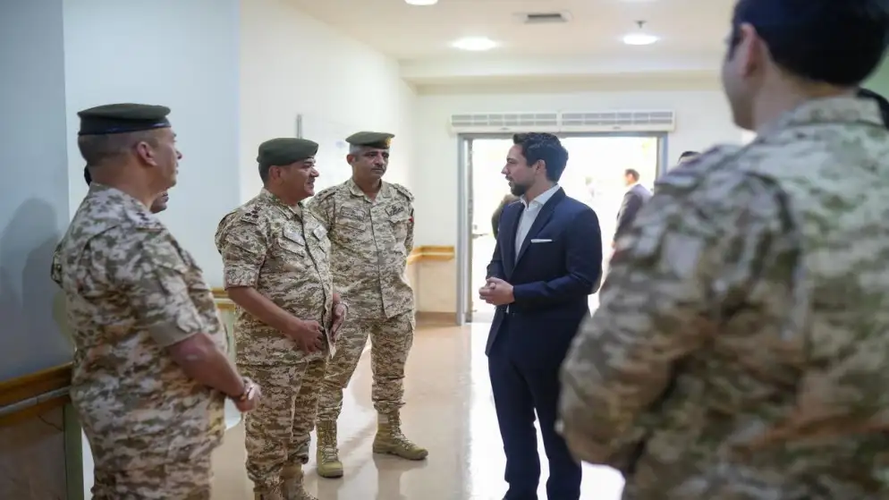 ولي العهد يزور مستشفى الأمير هاشم