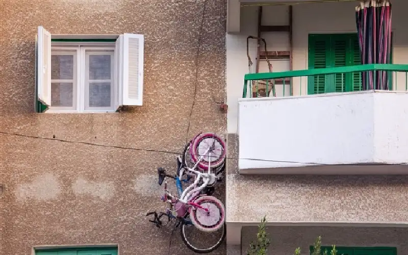 سيدة تقفز من الطابق الثالث هربا