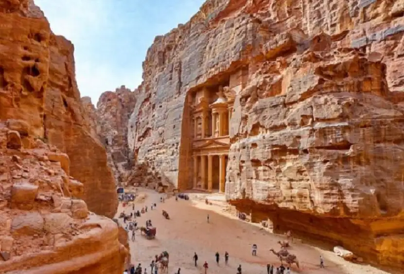 7777 زائرا للبترا خلال اول يومين