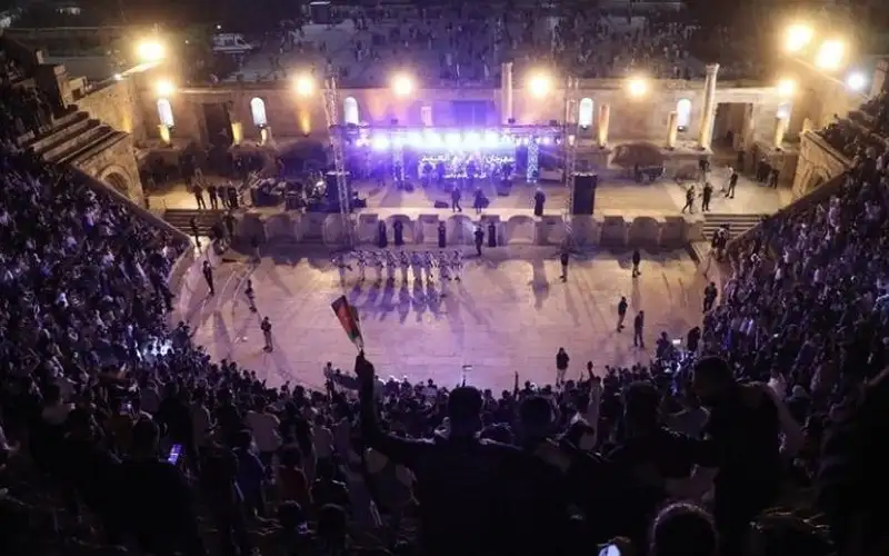 احتشاد جماهيري في المدرج الروماني بثالث