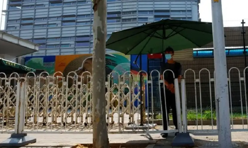 واشنطن تحظر العلاقات الرومانسية والجنسية بين