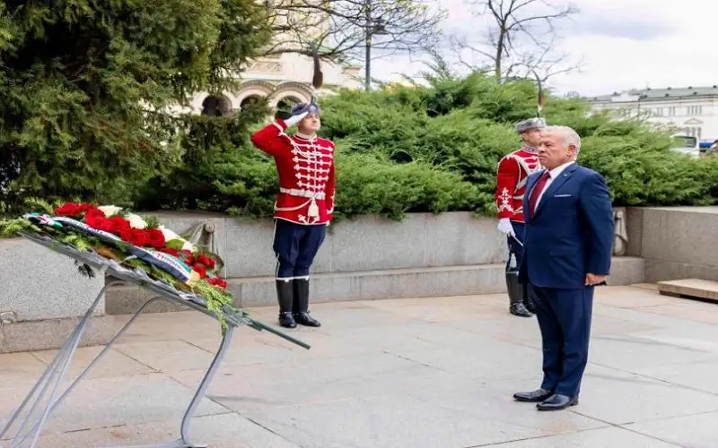 الملك يضع إكليلا من الزهور على