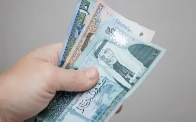 هل يتأثر الدينار الأردني بتراجع سعر