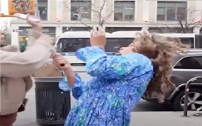 مراسلة تتعرض لضرب مبرح في الشارع بعد حوار عن الإجهاض