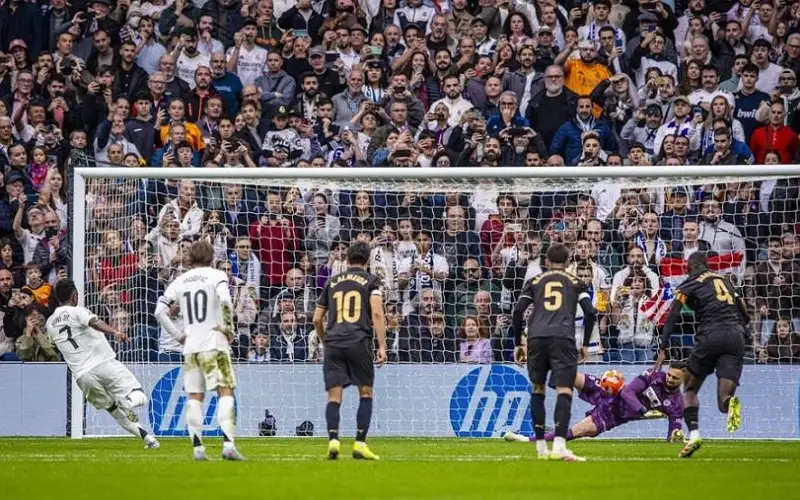 ريال مدريد يخسر أمام فالنسيا على ملعبه بهدفين مقابل هدف