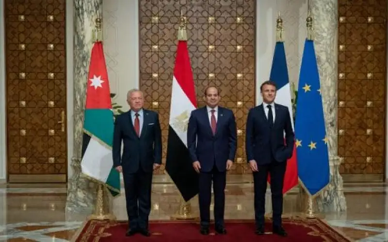 الملك للسيسي وماكرون: استمرار الهجمات الإسرائيلية على غزة يقوض كل الجهود