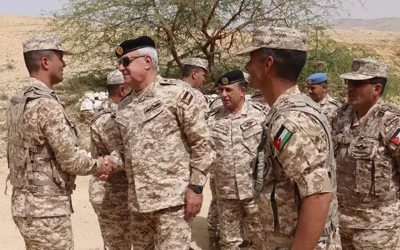رئيس هيئة الأركان يتفقد الواجهة الحدودية للمنطقة العسكرية الوسطى