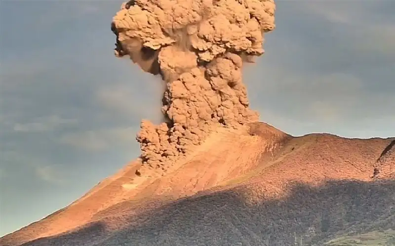 بركان في الفلبين يقذف رمادا بارتفاع